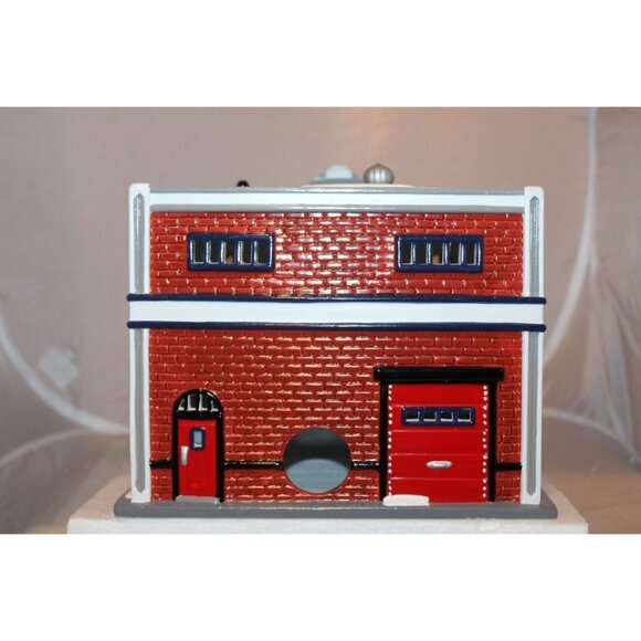 Dept 56 Snow Village - Lionel Electric Train Shop - Picture 4 of 7